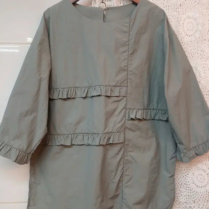 [BUNJANG] Frill Trimmed Short Sleeve Blouse Mint Green (Size M) / 프릴 장식 반팔 블라우스 민트색 M정도