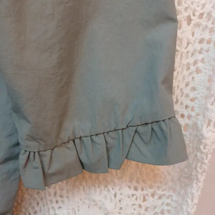 [BUNJANG] Frill Trimmed Short Sleeve Blouse Mint Green (Size M) / 프릴 장식 반팔 블라우스 민트색 M정도