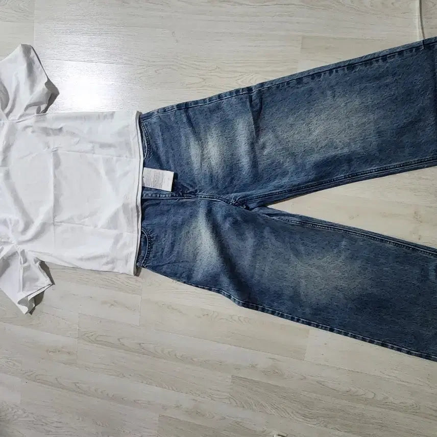 [BUNJANG] Denim Wide Jeans &amp; White Puff Sleeve Top Bundle / 새상품))   데님 와이드 청바지 연청. 새상품))  흰색퍼프티