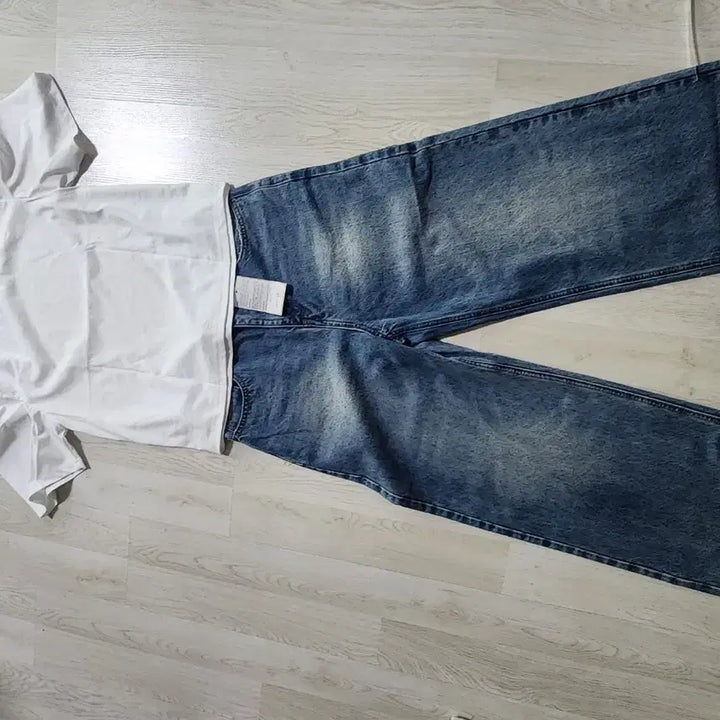 [BUNJANG] Denim Wide Jeans &amp; White Puff Sleeve Top Bundle / 새상품))   데님 와이드 청바지 연청. 새상품))  흰색퍼프티