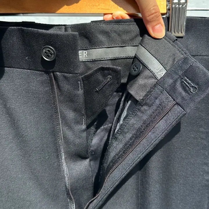 [BUNJANG] Jaeger Black Cuffed Trousers / 예거 블랙 카브라 슬랙스