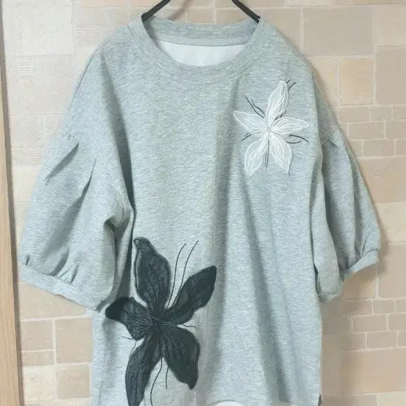 [BUNJANG] Anna Floral Embroidered T-shirt / 여성 안나꽃자수티(새옷)