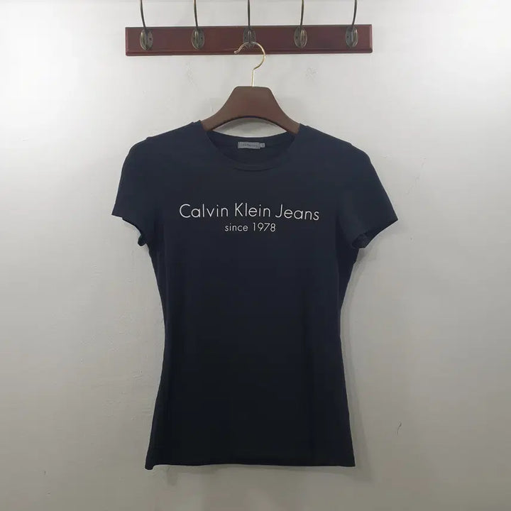 [SOLD OUT] S 캘빈클라인 여성 블랙 슬림핏 캐주얼로고 반팔 면 티셔츠