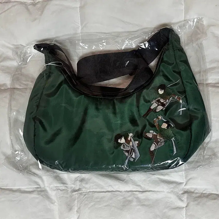 [BUNJANG] Graniph Attack on Titan Levi Shoulder Bag (Sealed) / 진격의 거인 x graniph 콜라보 리바이 숄더백