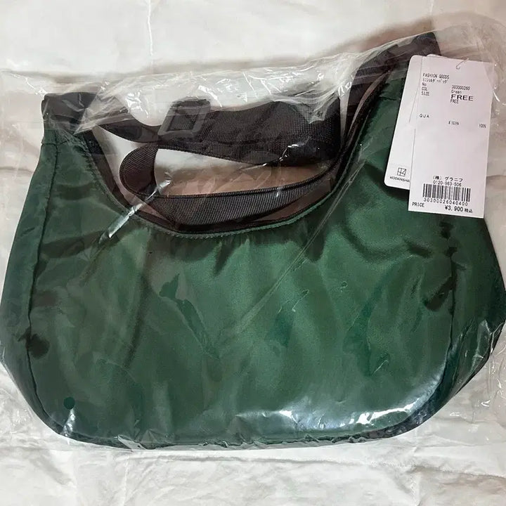 [BUNJANG] Graniph Attack on Titan Levi Shoulder Bag (Sealed) / 진격의 거인 x graniph 콜라보 리바이 숄더백
