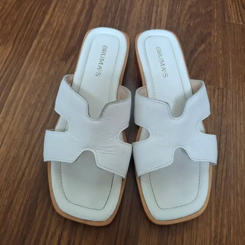 [SOLD OUT] 부르마스 가죽 화이트 H스트랩 샌들 245