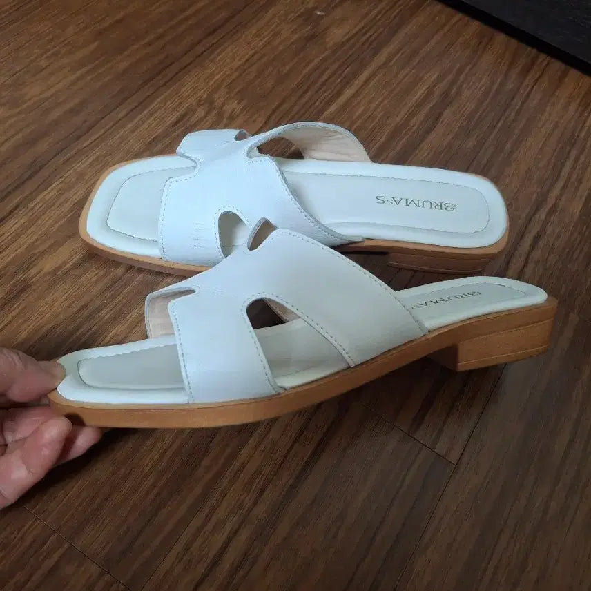 [SOLD OUT] 부르마스 가죽 화이트 H스트랩 샌들 245