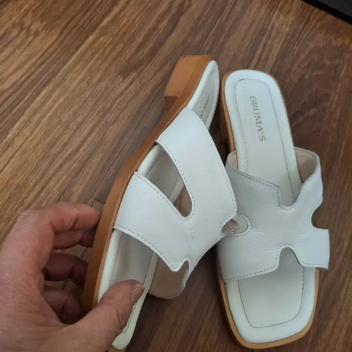 [SOLD OUT] 부르마스 가죽 화이트 H스트랩 샌들 245