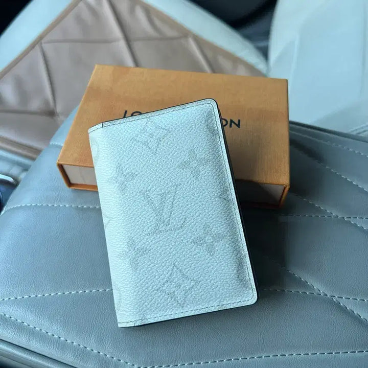 [SOLD OUT] 루이비통 모노그램 오거나이저 화이트