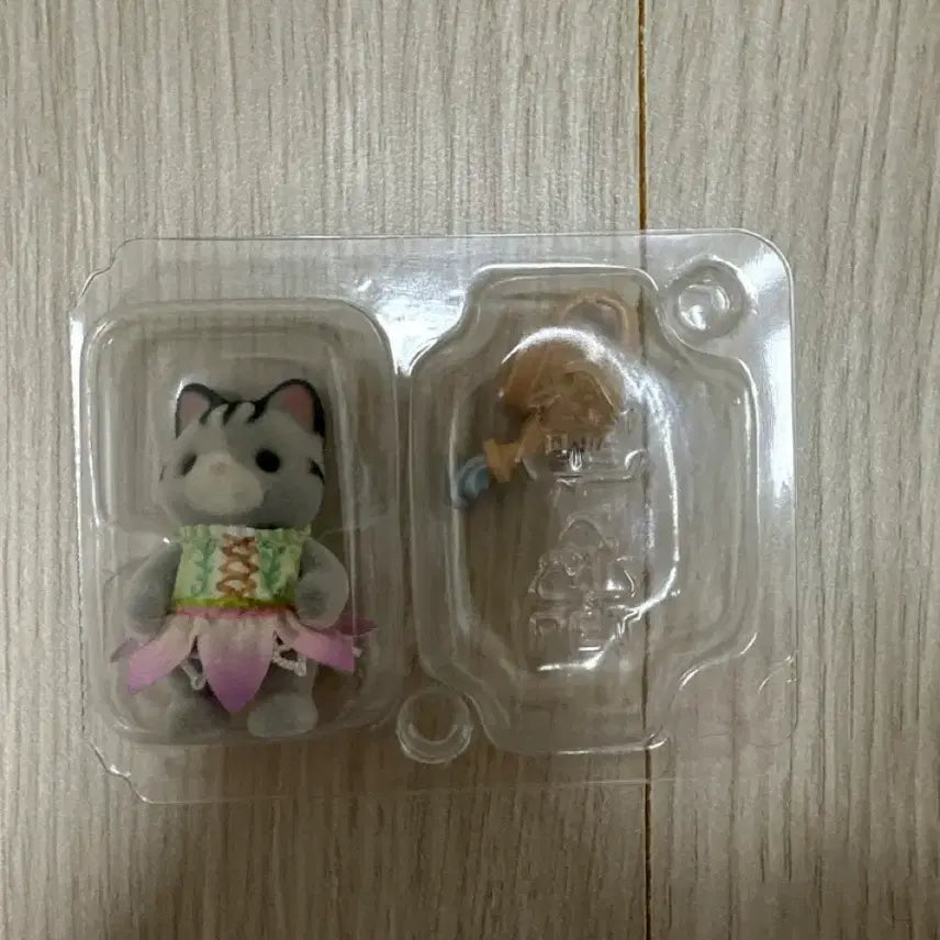 [BUNJANG] Sylvanian Families Gray Baby Cat Blind Box Figure / 실바니안 꽃밭 블라인드백- 회색 아기 고양이