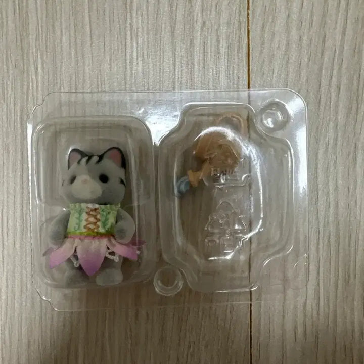 [BUNJANG] Sylvanian Families Gray Baby Cat Blind Box Figure / 실바니안 꽃밭 블라인드백- 회색 아기 고양이