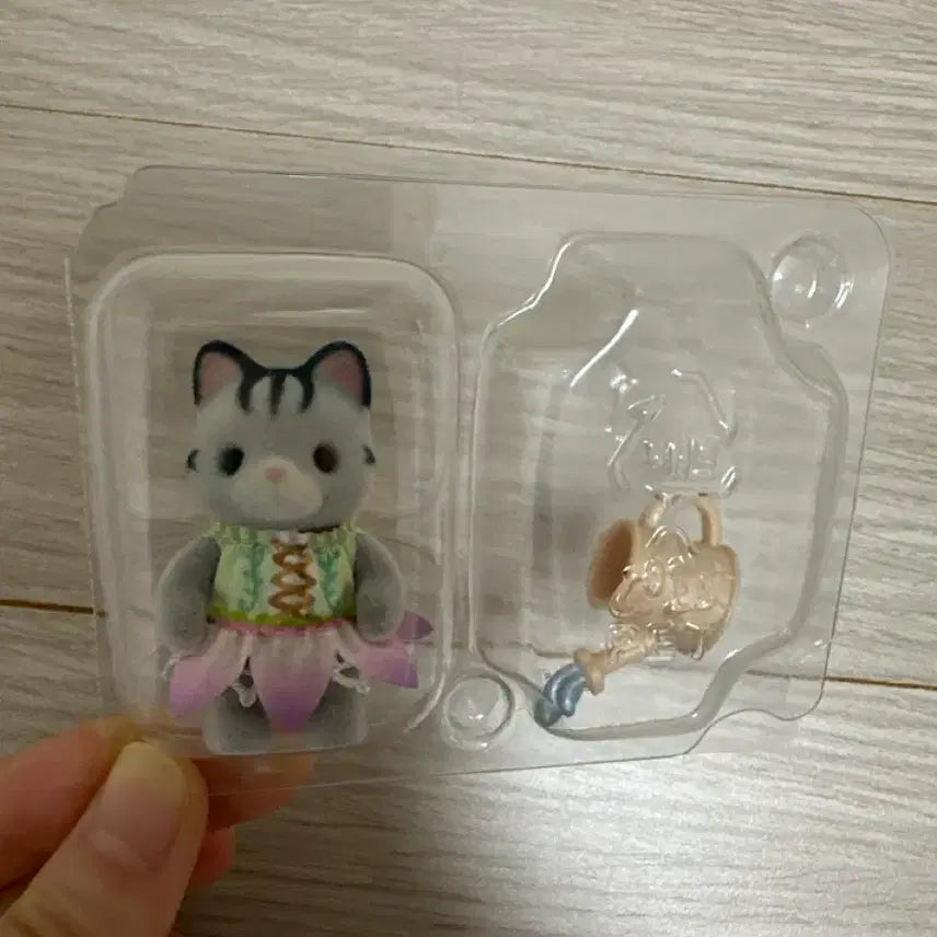 [BUNJANG] Sylvanian Families Gray Baby Cat Blind Box Figure / 실바니안 꽃밭 블라인드백- 회색 아기 고양이