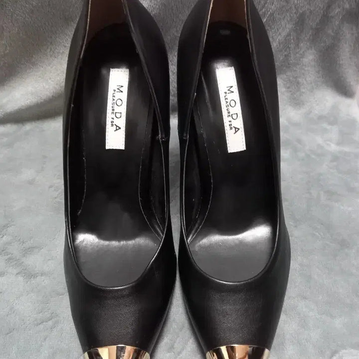 [SOLD OUT] 블랙 금장 힐 수제화
