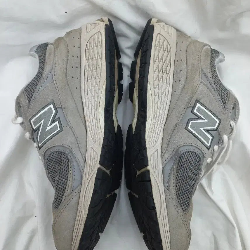 [BUNJANG] New Balance 2002R Gray Sneakers / 뉴발란스 2002R 그레이 270mm
