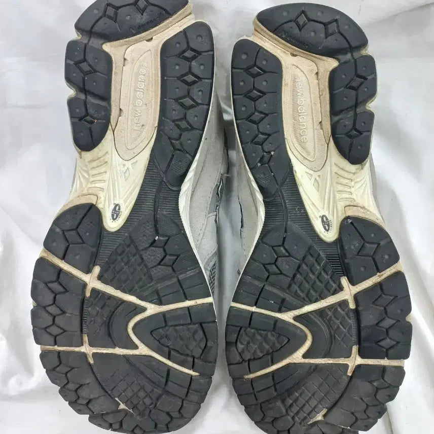 [BUNJANG] New Balance 2002R Gray Sneakers / 뉴발란스 2002R 그레이 270mm