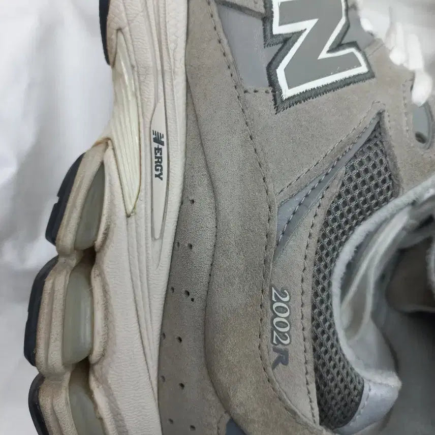 [BUNJANG] New Balance 2002R Gray Sneakers / 뉴발란스 2002R 그레이 270mm