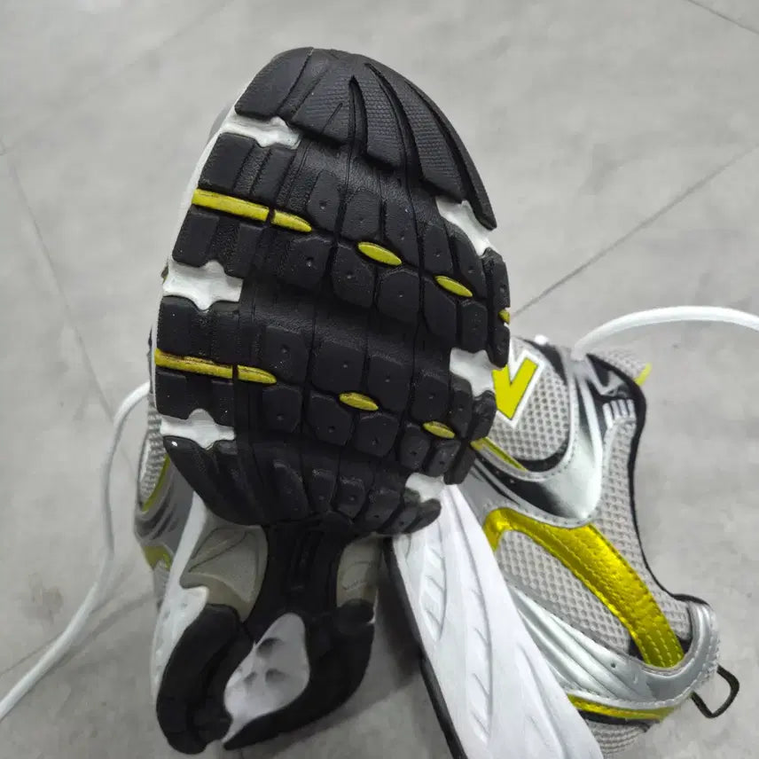 [BUNJANG] New Balance MR 530SC Yellow Sneakers / 뉴발란스  MR 530SC  옐로우 270