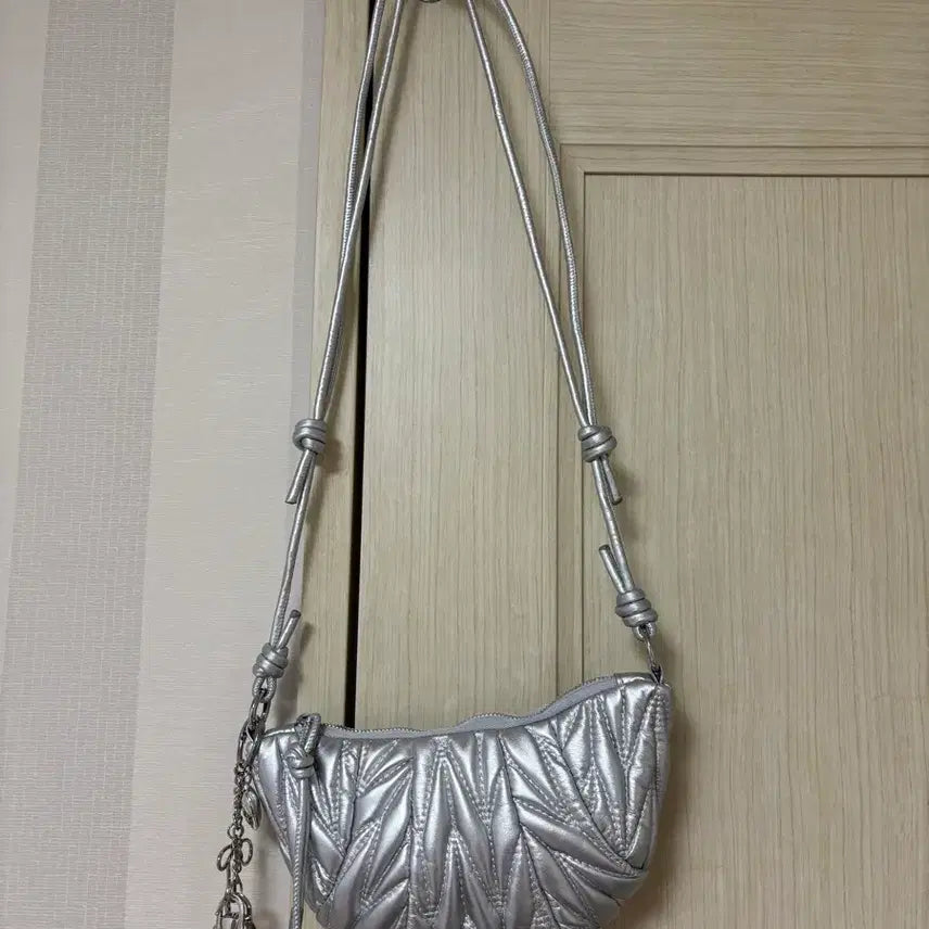 [SOLD OUT] 미우미우 실버 퀼팅 가방 새상품 서비스 있어요
