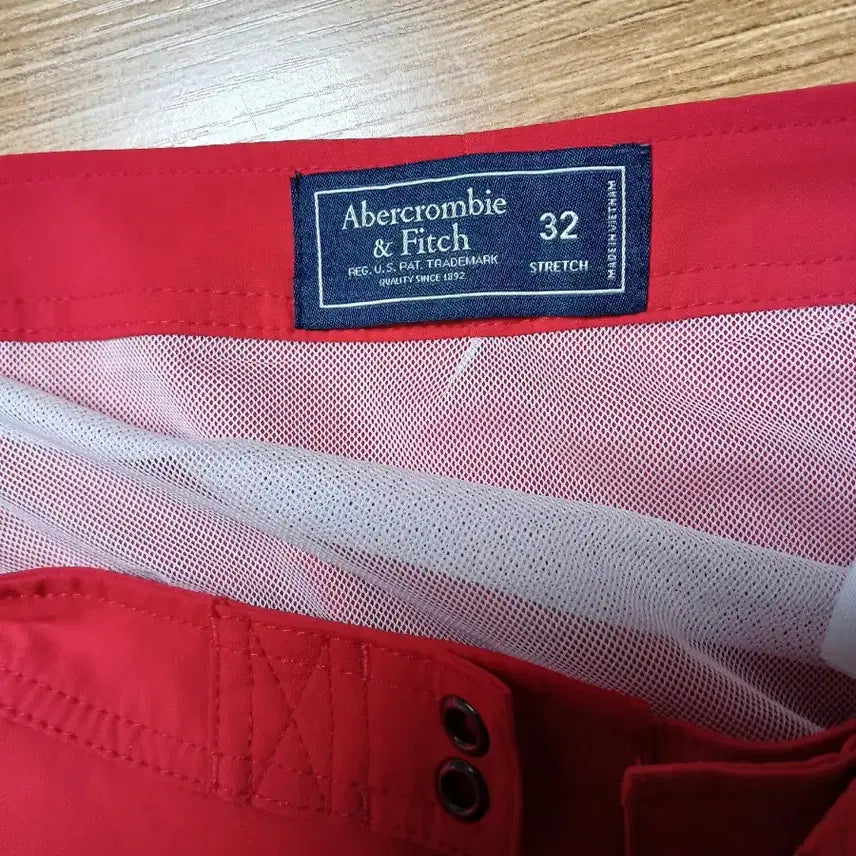 [BUNJANG] Abercrombie Red Logo Track Shorts / 아베크롬비 레드 로고 트랙 반바지