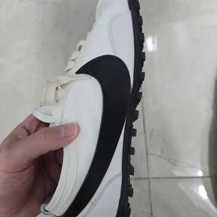 [SOLD OUT] 나이키 문슈 275 팝니다.