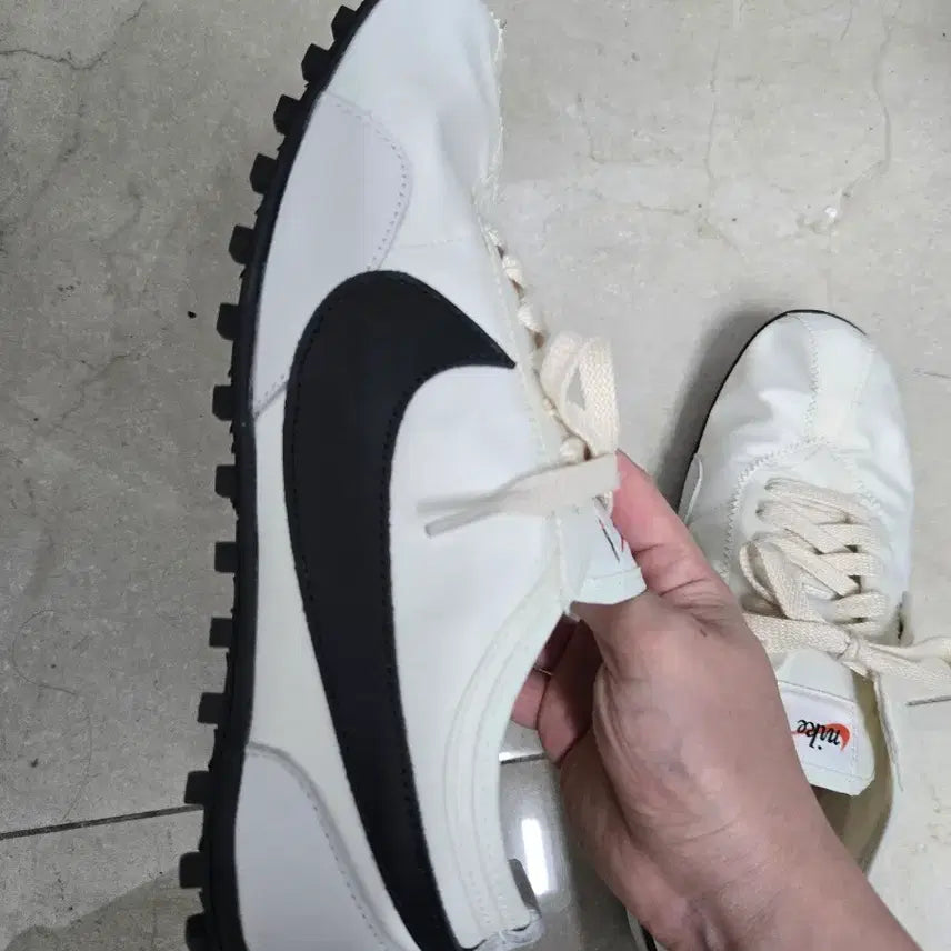 [SOLD OUT] 나이키 문슈 275 팝니다.