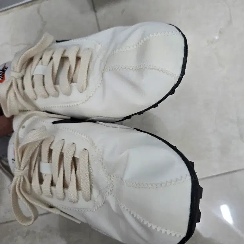 [SOLD OUT] 나이키 문슈 275 팝니다.