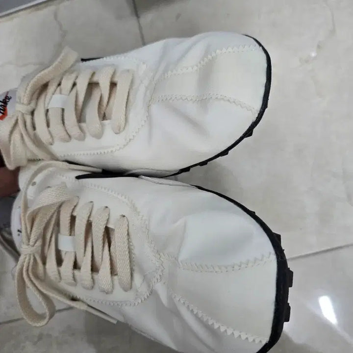 [SOLD OUT] 나이키 문슈 275 팝니다.