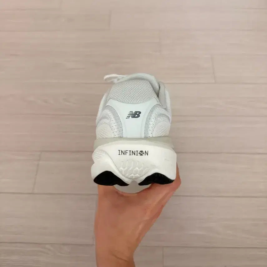 [SOLD OUT] 뉴발란스 1080 V15 2E 러닝화 275