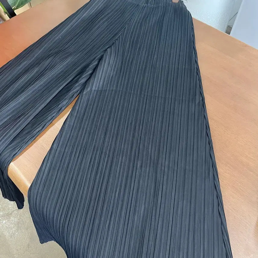 [SOLD OUT] 이세이미야케 우먼 와이드 플리츠 팬츠 F