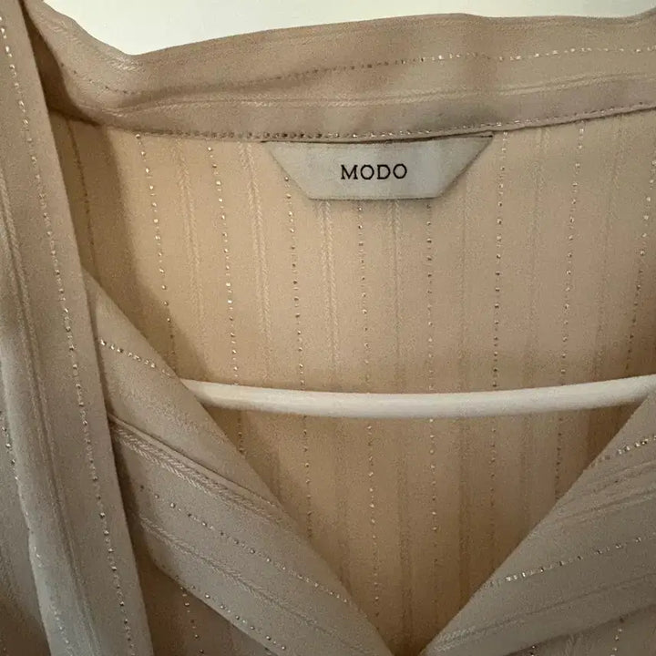 [BUNJANG] Shop MODO Shimmer Tie Blouse / 샵모도 모도마켓 쉬머 타이 블라우스