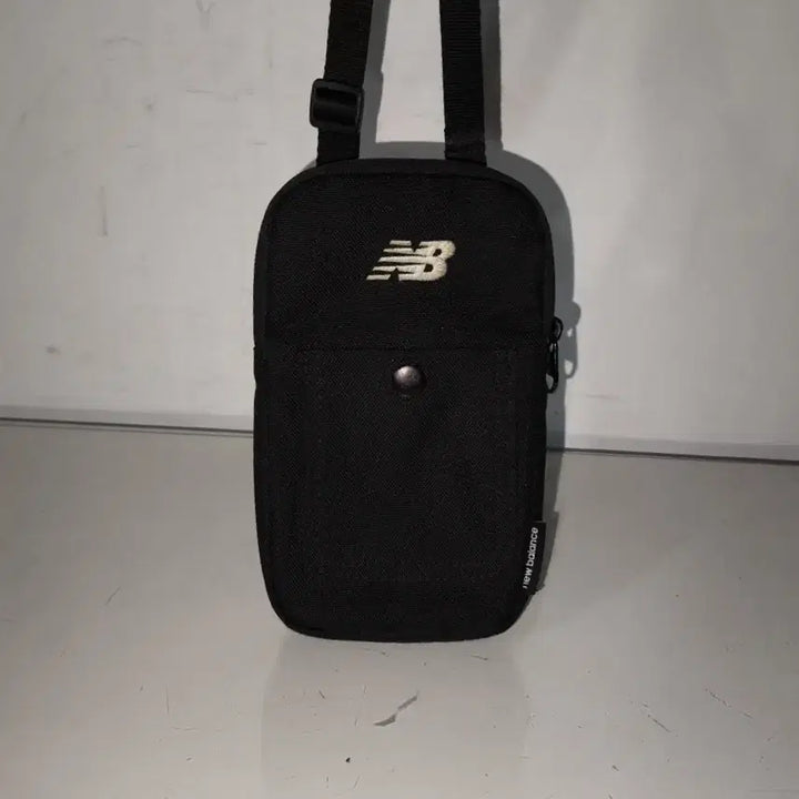 [BUNJANG] New Balance Mini Crossbody Phone Bag / 뉴발란스 핸드폰 미니크로스백