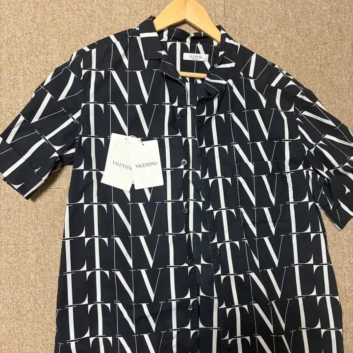 [BUNJANG] Valentino Short Sleeve Shirt / 발렌티노 반팔셔츠