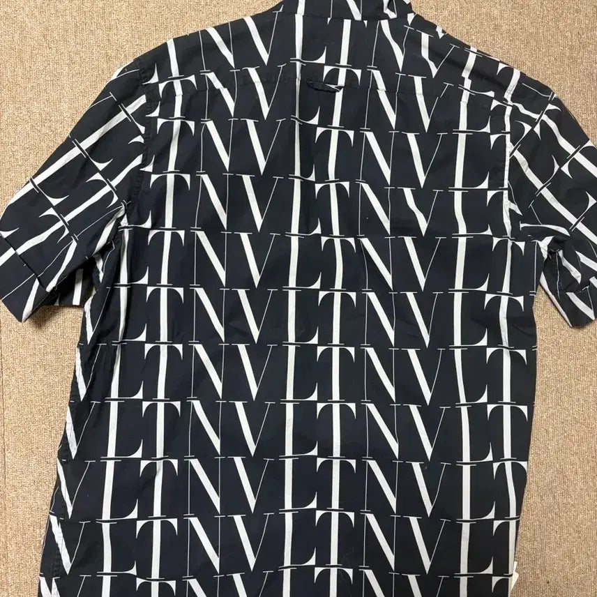 [BUNJANG] Valentino Short Sleeve Shirt / 발렌티노 반팔셔츠