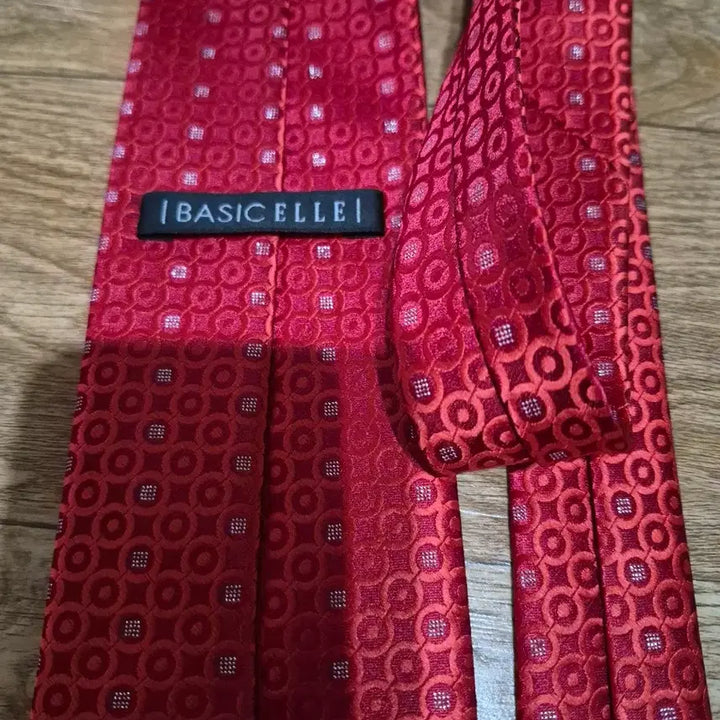 [BUNJANG] BASIC ELLE Geometric Red Necktie / [BASIC ELLE] 베이직 엘레 지오메트릭 레드 넥타이