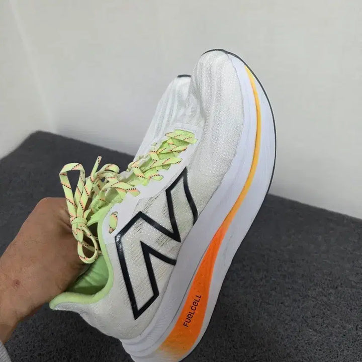 [SOLD OUT] 뉴발란스 FUELCELL 흰색 운동화 270mm