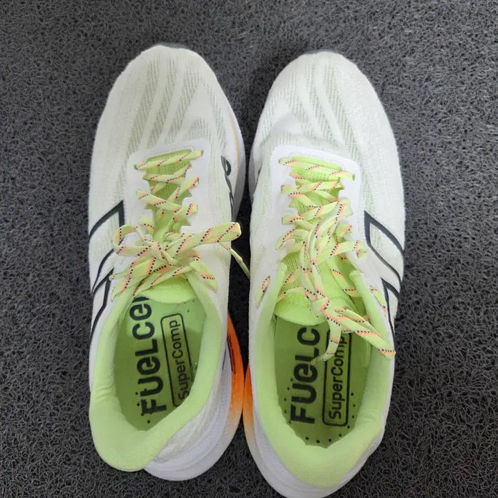 [SOLD OUT] 뉴발란스 FUELCELL 흰색 운동화 270mm