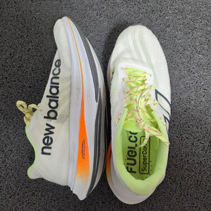 [SOLD OUT] 뉴발란스 FUELCELL 흰색 운동화 270mm