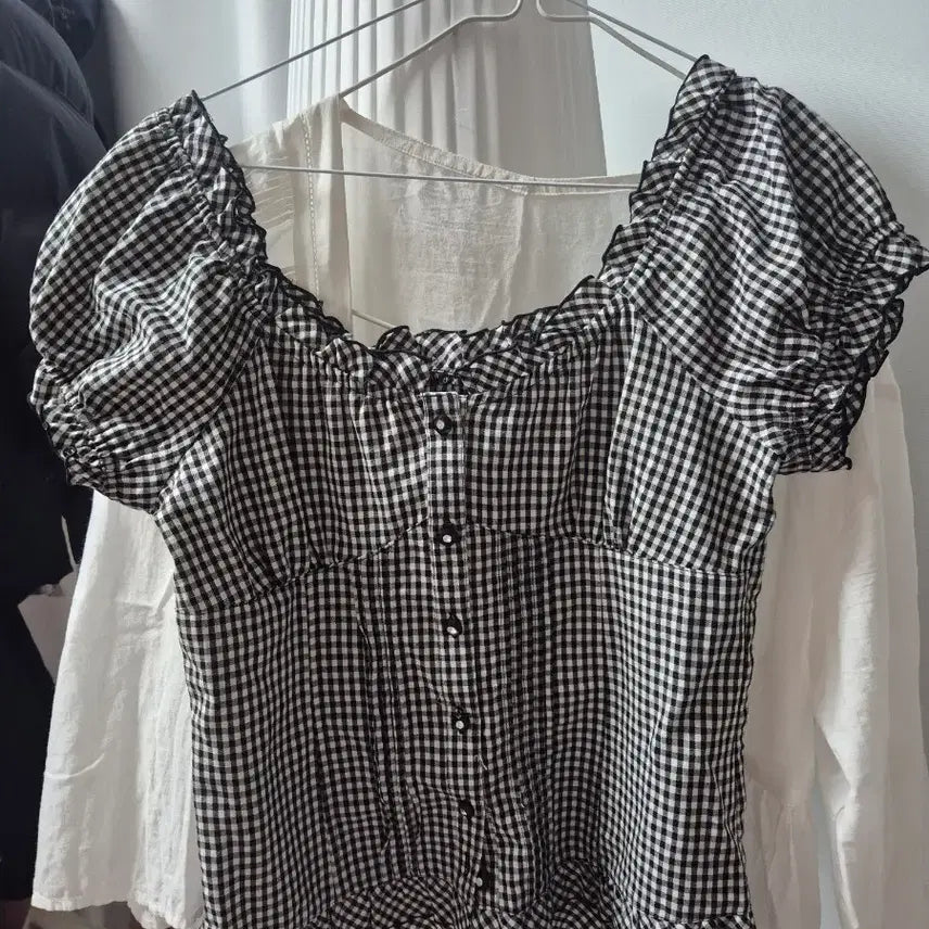 [BUNJANG] Off-Shoulder Eyelet T-Shirt / 오프숄더 아일렛 T