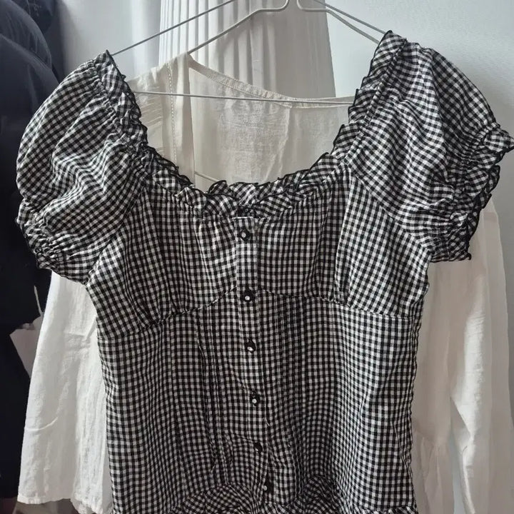 [BUNJANG] Off-Shoulder Eyelet T-Shirt / 오프숄더 아일렛 T