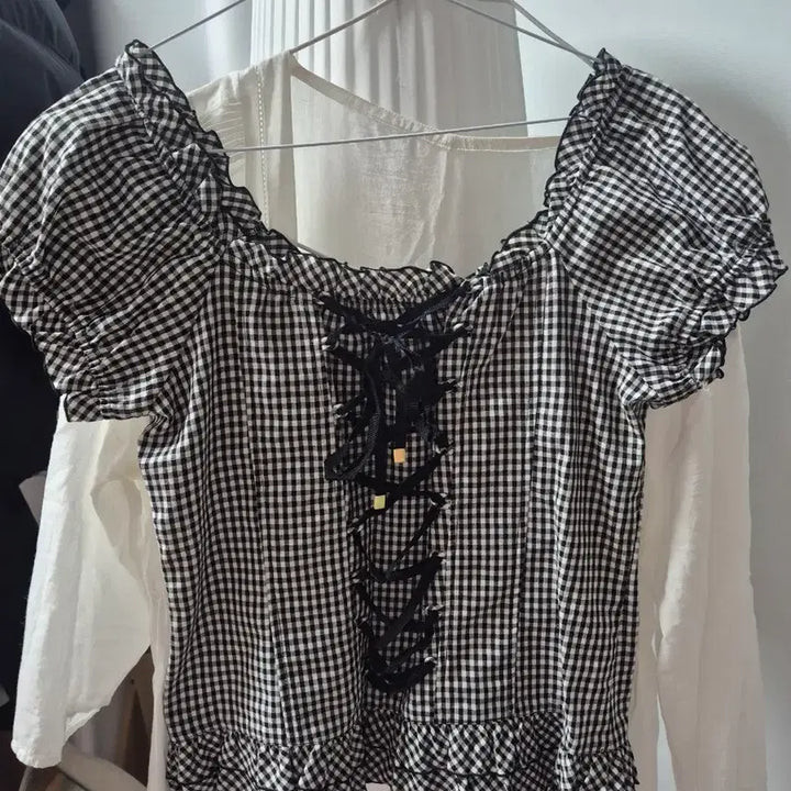 [BUNJANG] Off-Shoulder Eyelet T-Shirt / 오프숄더 아일렛 T