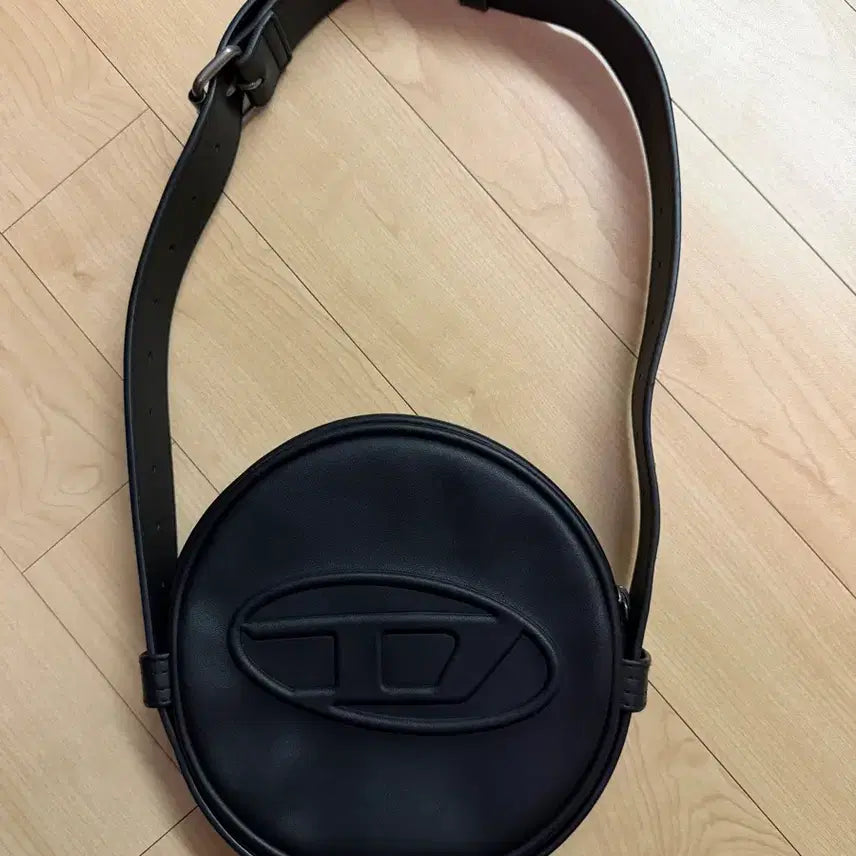 [BUNJANG] Diesel D Logo Circle Shoulder Bag / 디젤 D로고 서클 숄더백