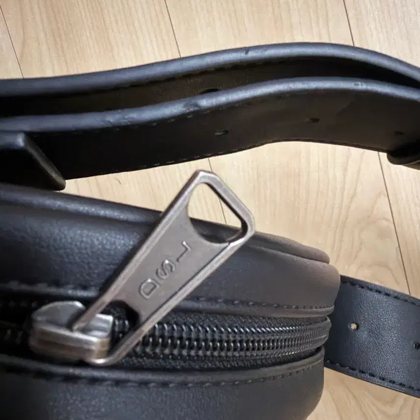 [BUNJANG] Diesel D Logo Circle Shoulder Bag / 디젤 D로고 서클 숄더백