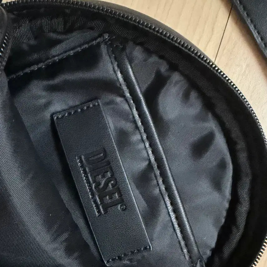 [BUNJANG] Diesel D Logo Circle Shoulder Bag / 디젤 D로고 서클 숄더백