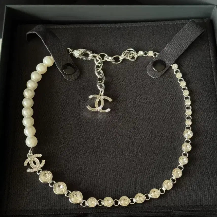 [BUNJANG] Chanel Pearl and Crystal Logo Bead Necklace / 샤넬 진주목걸이