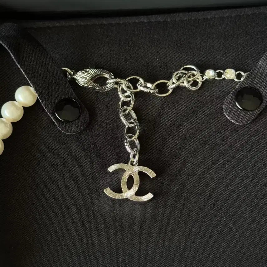[BUNJANG] Chanel Pearl and Crystal Logo Bead Necklace / 샤넬 진주목걸이
