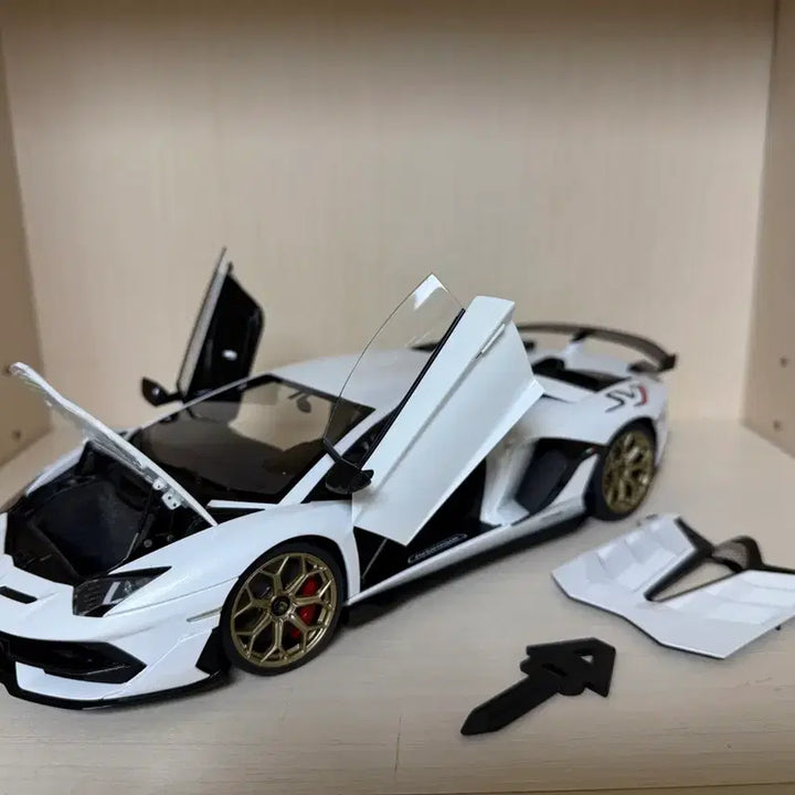 [SOLD OUT] 오토아트 1:18 람보르기니 아벤타도르 SVJ 화이트