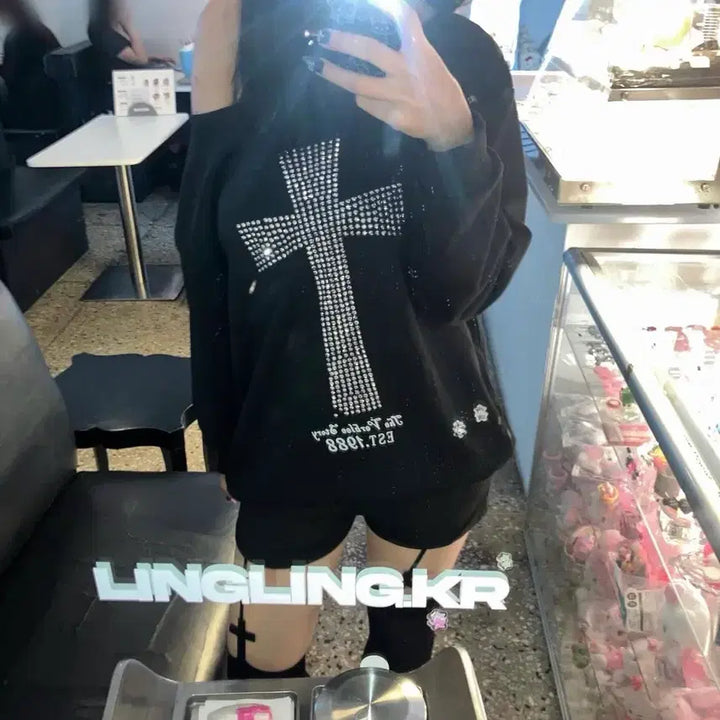 [BUNJANG] 크로스 십자가 y2k 하라주쿠 원숄더 블랙 긴팔티 / 크로스 십자가 y2k 하라주쿠 원숄더 블랙 긴팔티