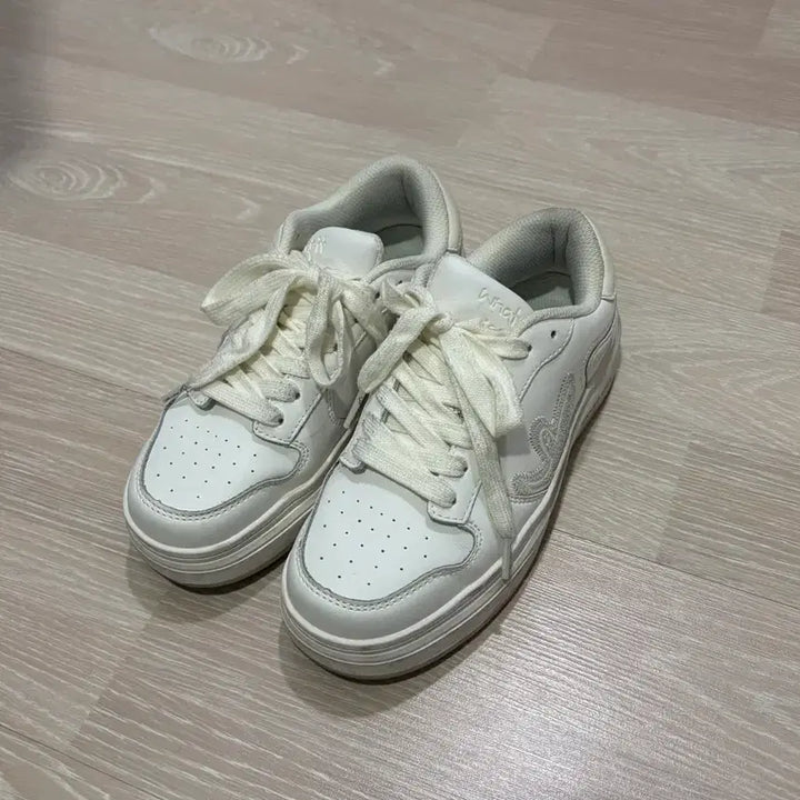 [BUNJANG] What It Is Classic White Sneakers Size 240 / 와릿이즌 클래식 흰색 운동화 240