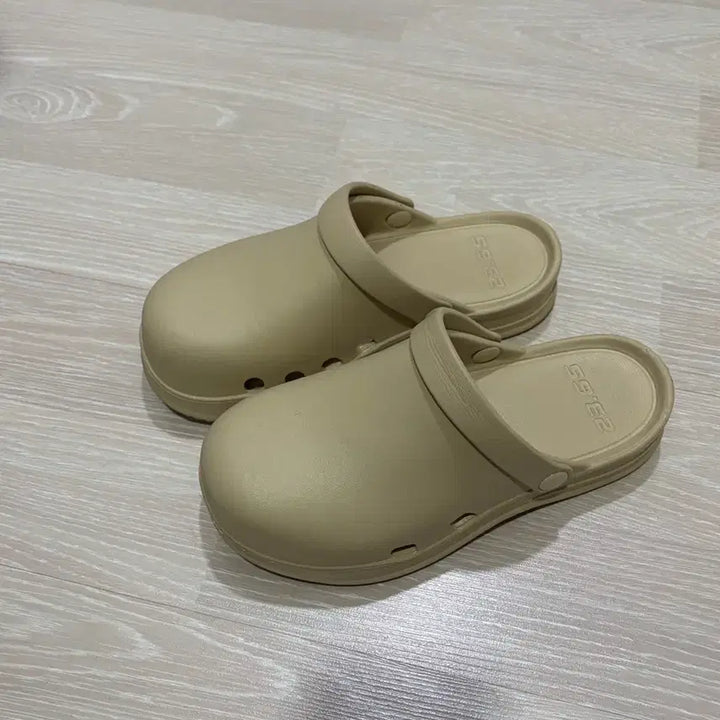 [BUNJANG] 23.65 Clog Slippers Beige 240 / 23.65 클로그 슬리퍼 베이지 240