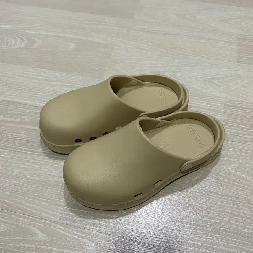 [BUNJANG] 23.65 Clog Slippers Beige 240 / 23.65 클로그 슬리퍼 베이지 240